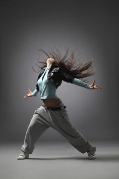 femme qui danse avec intensité avec la tete en arrière